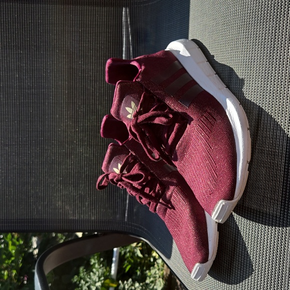 Adidas Swift Run Running Shoes - Women's size 9 - Picture 1 of 8